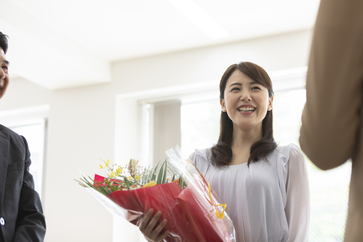 花束を受け取る女性