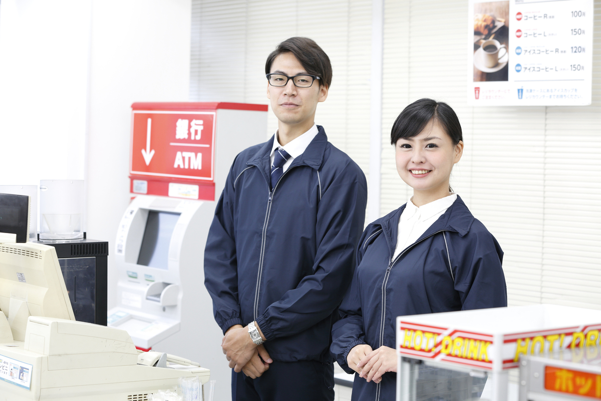 レジ内にいる男女のコンビニ店員