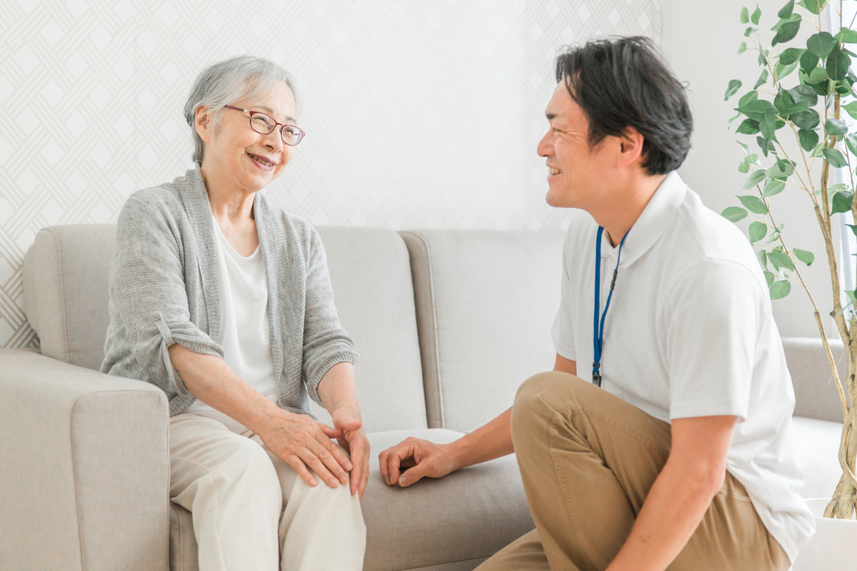 シニア女性と話す男性