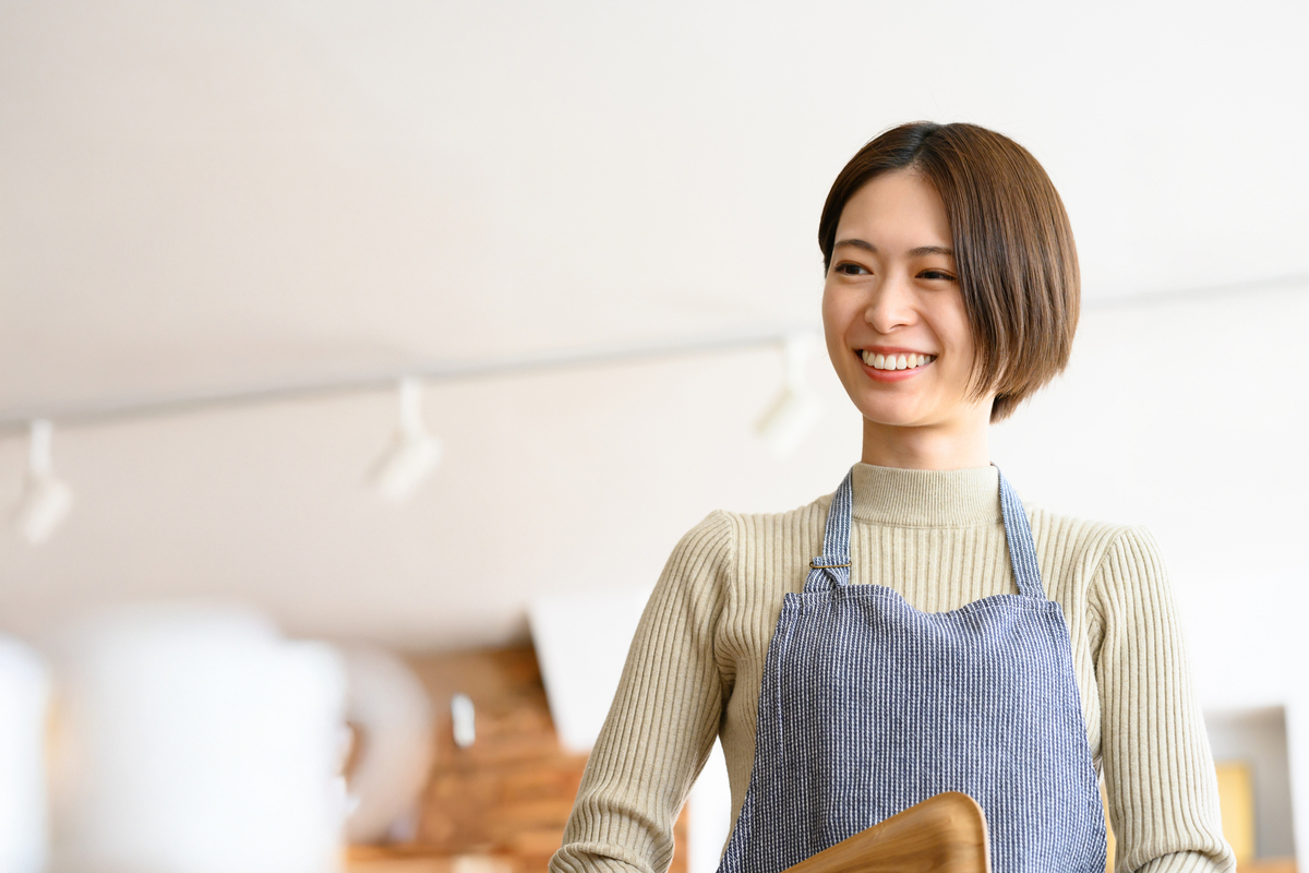 笑顔の女性カフェ店員