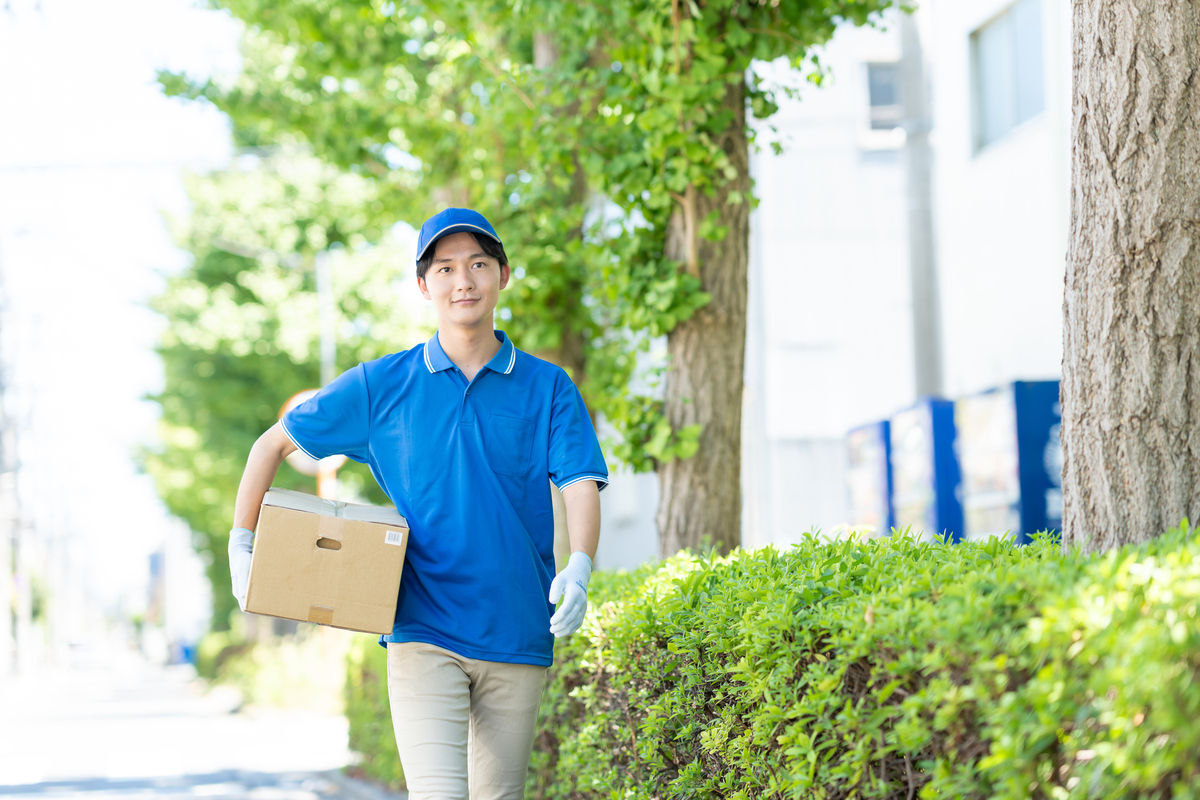 荷物を運ぶ宅配の男性