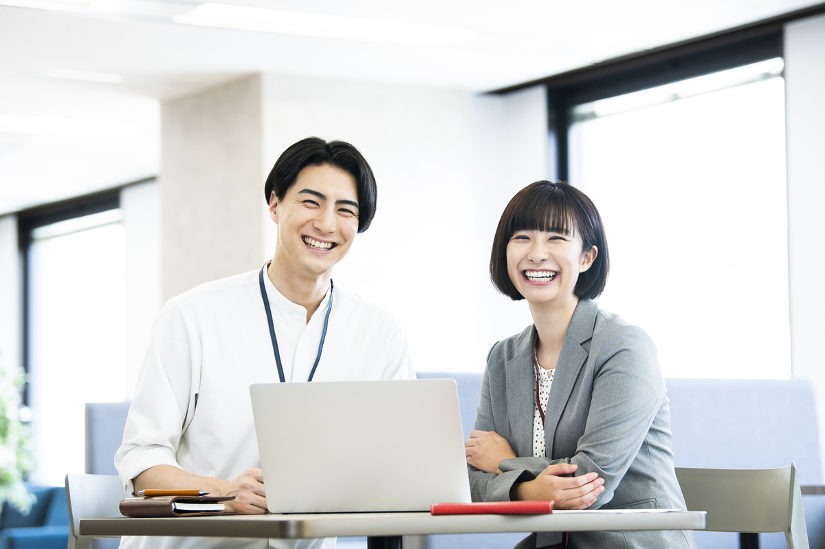 オフィスで笑顔の男女