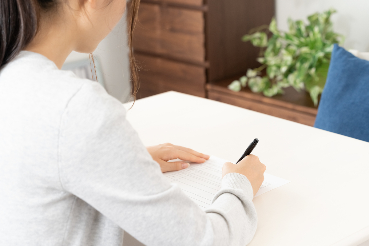 履歴書を書く女性