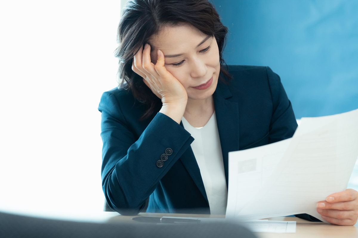 履歴書を確認する担当者