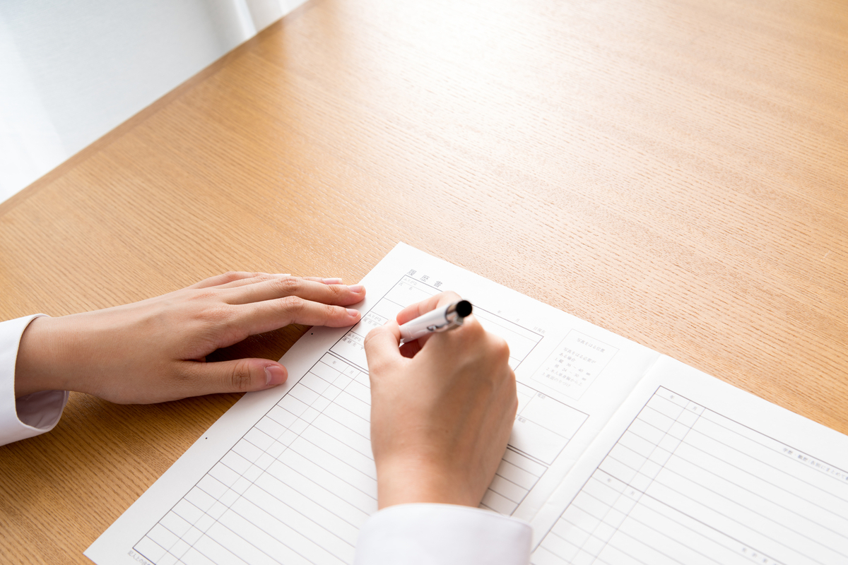 履歴書を書く手元