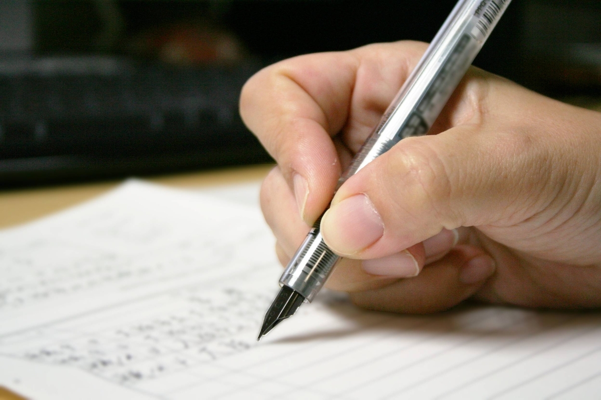 履歴書を書く男性の手元
