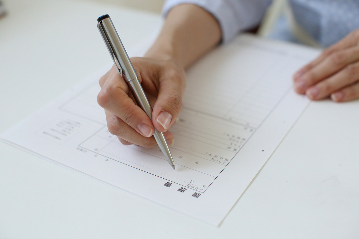 履歴書を書く女性