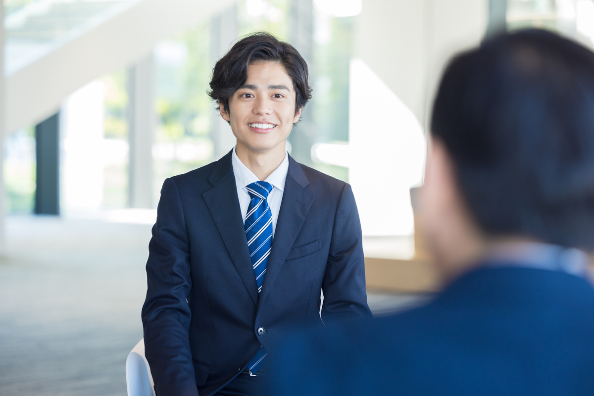 面接を受ける男性