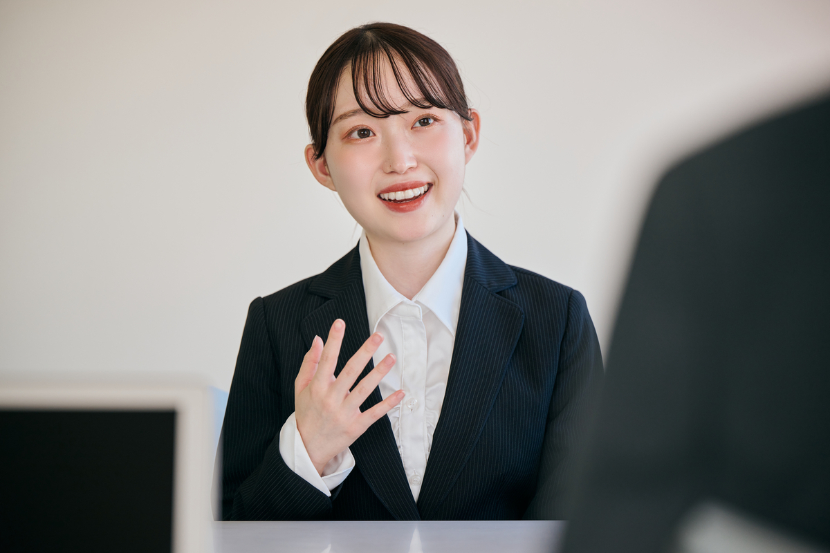 面接で受け答えをする女性