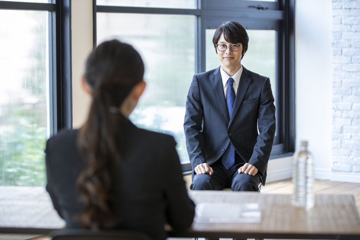 姿勢正しく面接を受ける男性