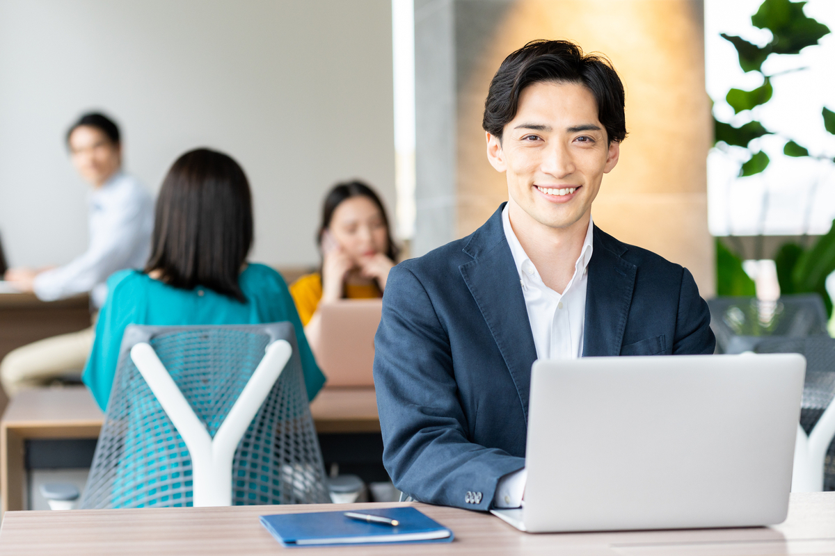 オフィスで働くビジネスパーソン
