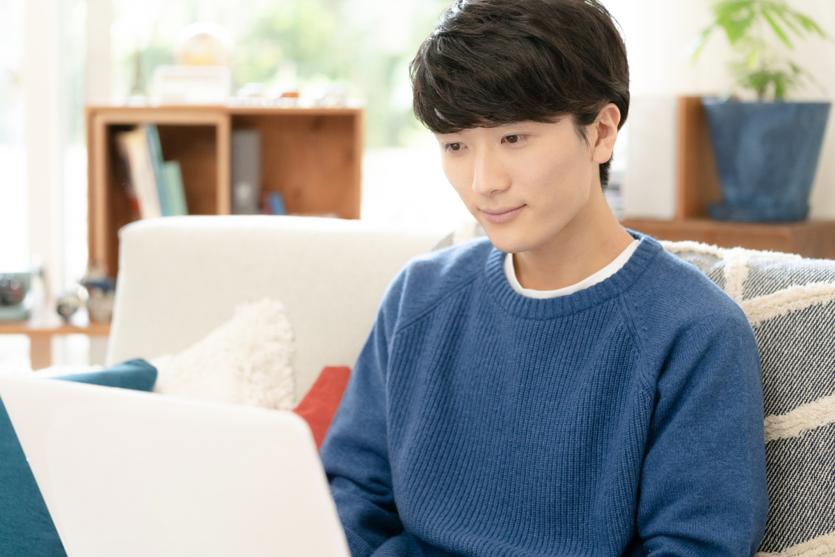 在宅ワークをする男性