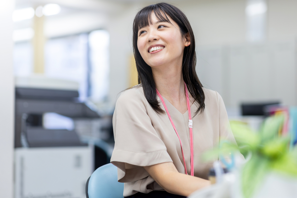 オフィスで働く事務職の女性