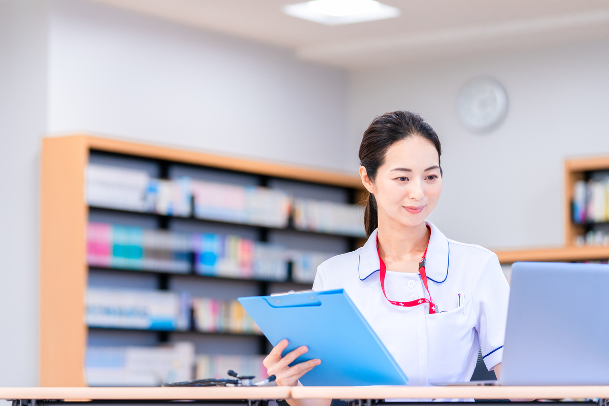 パソコン作業をする女性看護師