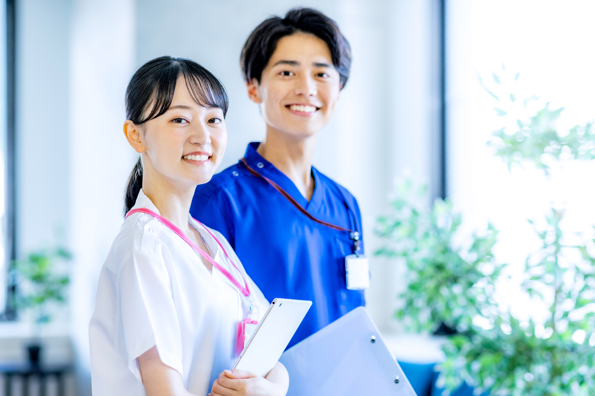 男女の医療スタッフ