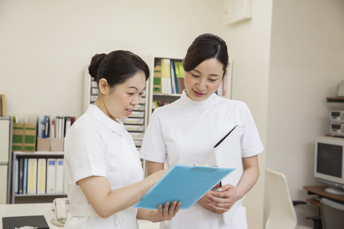 話し合う女性看護師たち