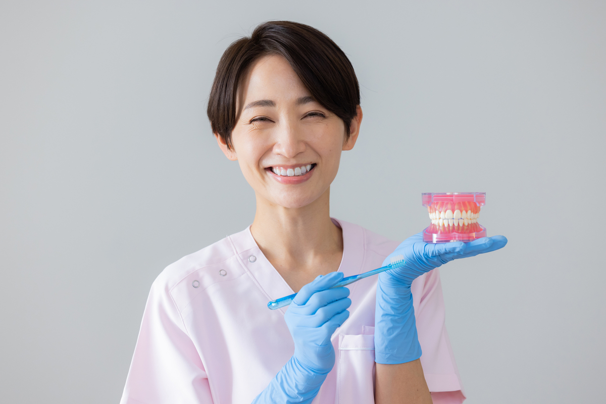 笑顔の女性歯科衛生士