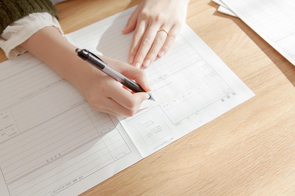 履歴書を書く女性
