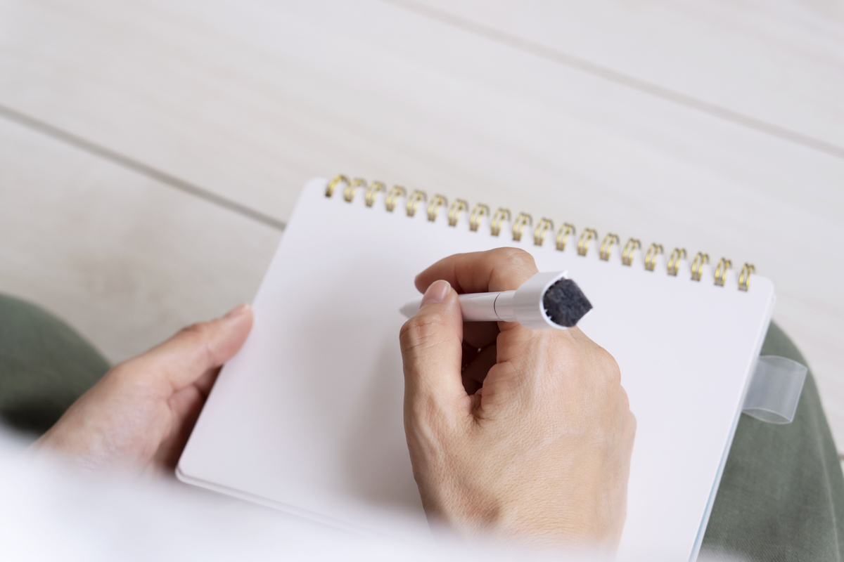 メモを取る手元