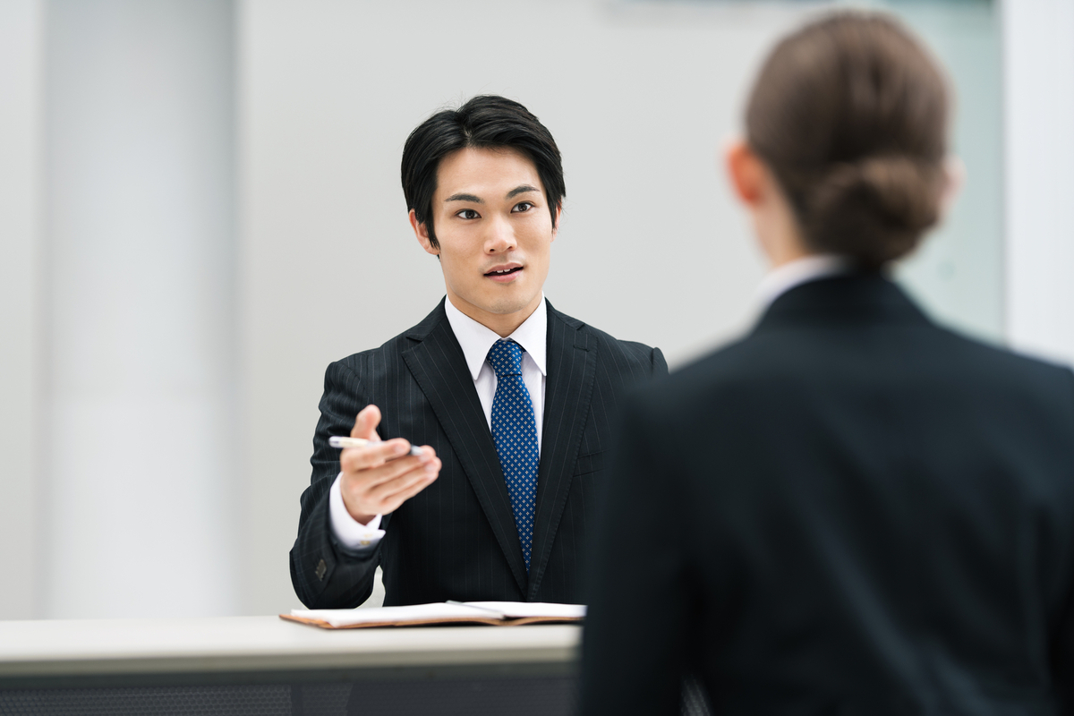 面接をする担当者と面接者の後ろ姿