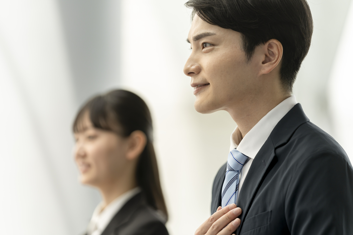 面接を受ける男性