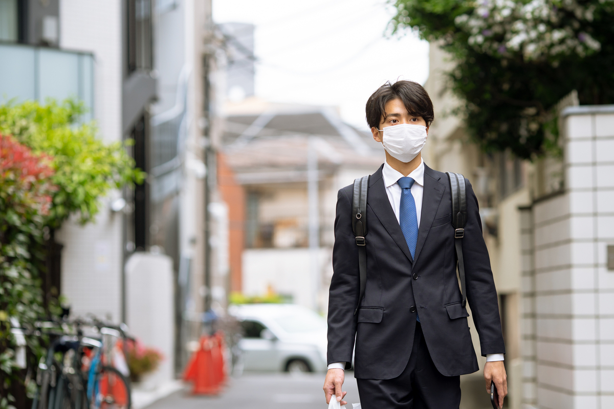 マスクをして歩く男性