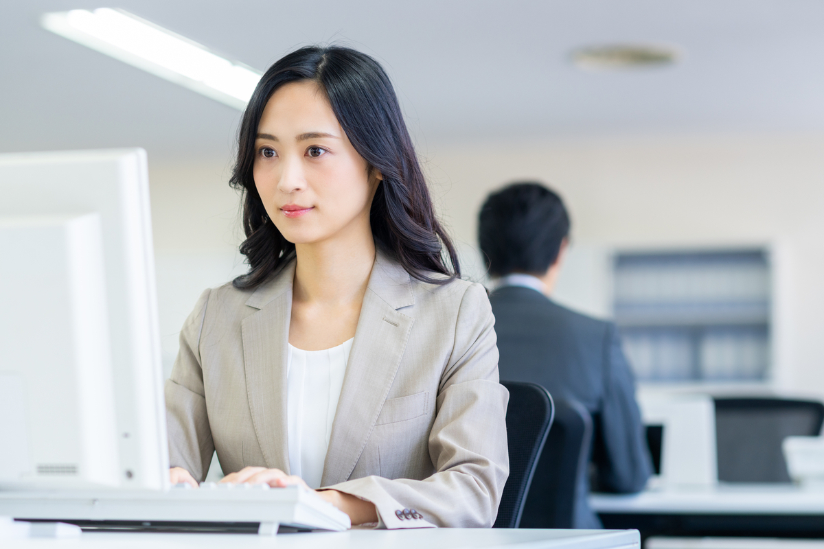 パソコン操作をする女性