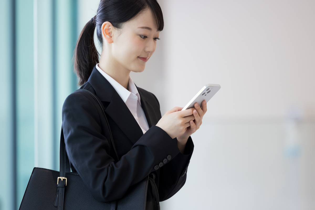 スマホを見る女性