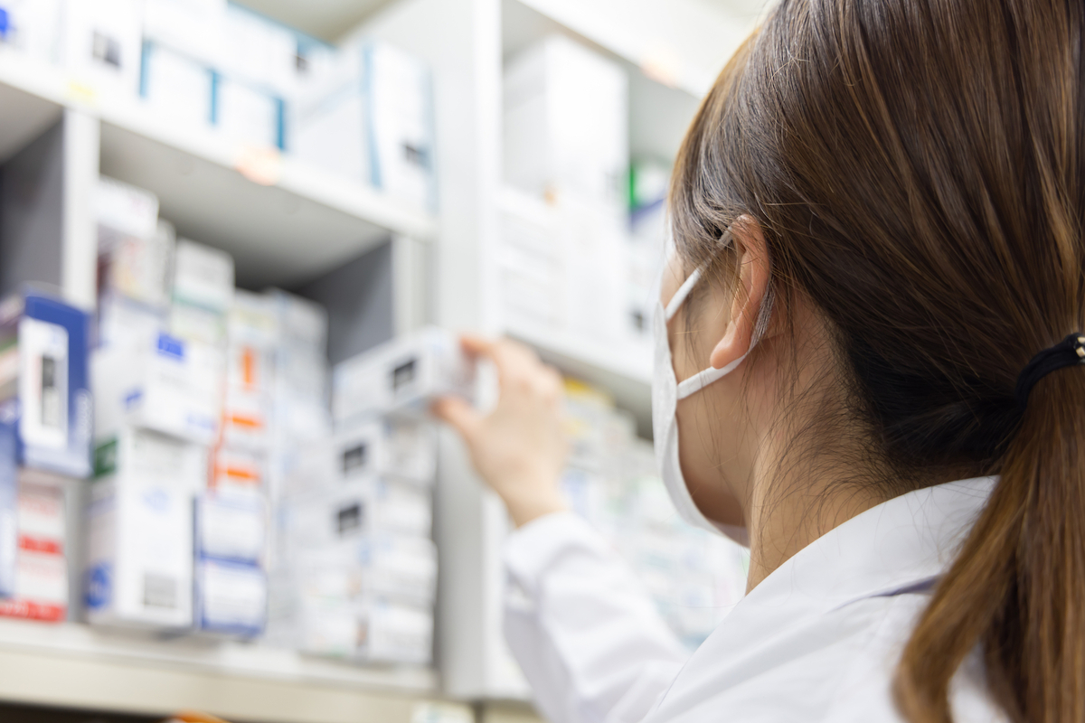 女性薬剤師の後ろ姿