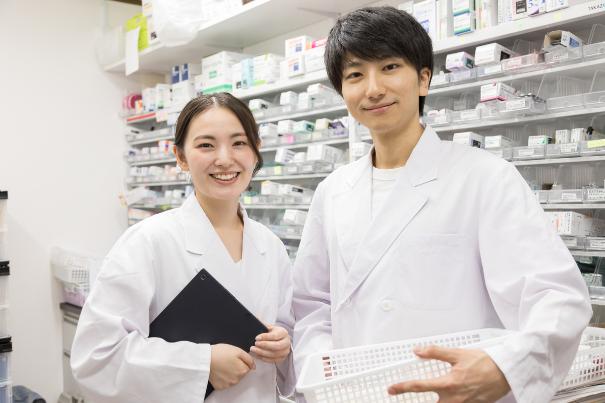 男女の薬剤師