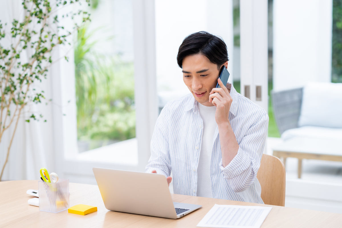 テレワークをする若い男性