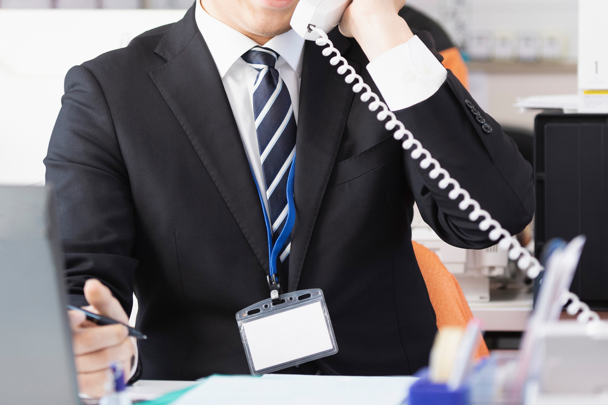 電話をするスーツの男性