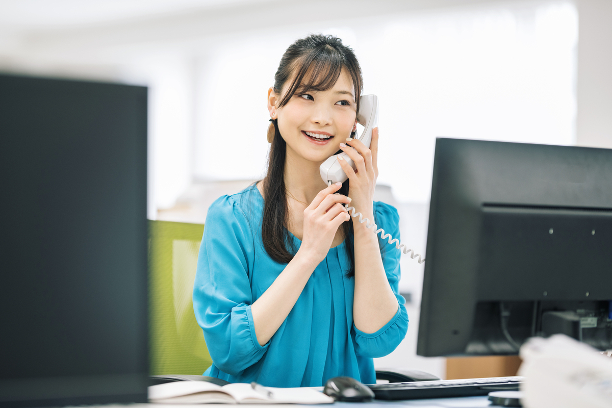 電話対応をする女性