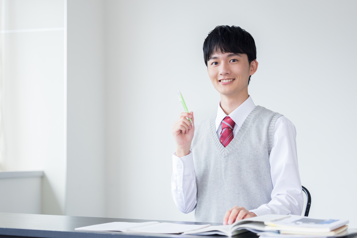 笑顔の男子高生