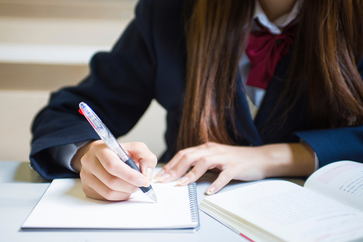 勉強する女子学生の手元