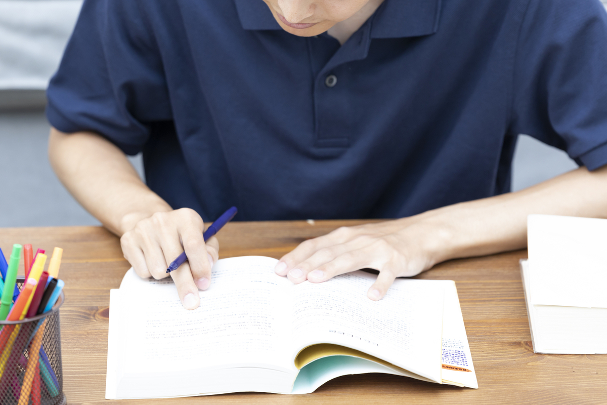 勉強をする男性