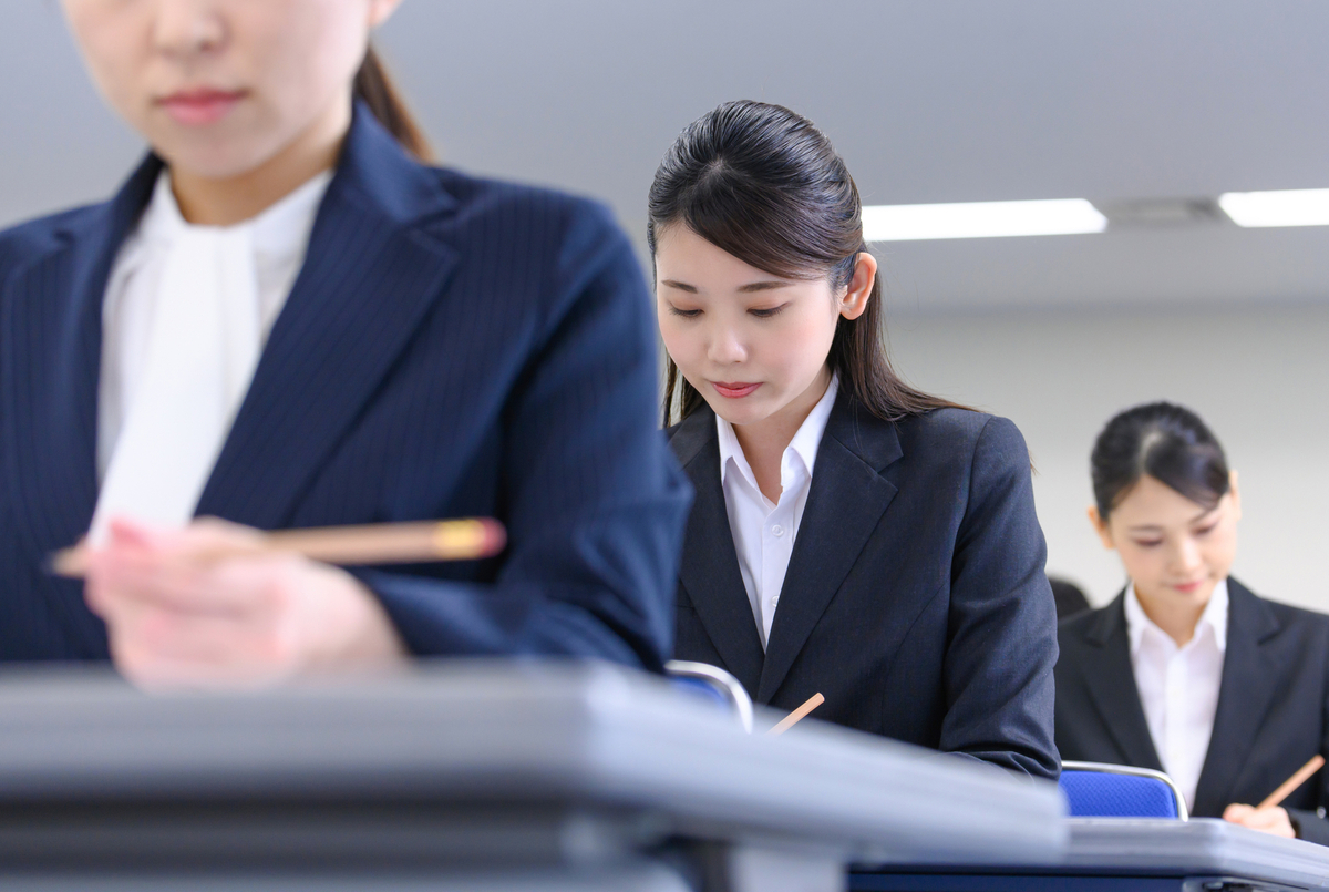 試験を受けるスーツ姿の女性
