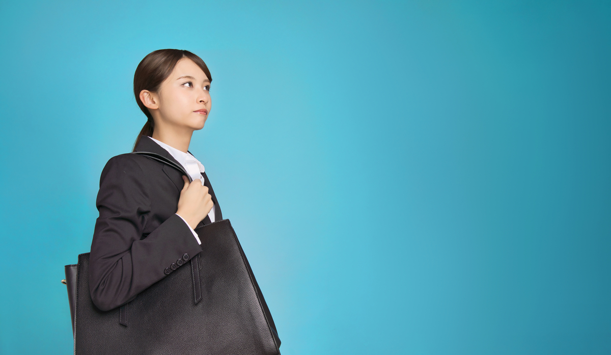 スーツを着た女性