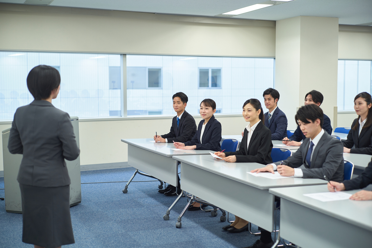 研修を受ける社員たち