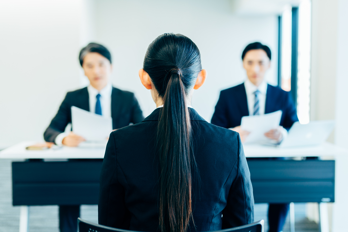 面接を受ける女性の後ろ姿