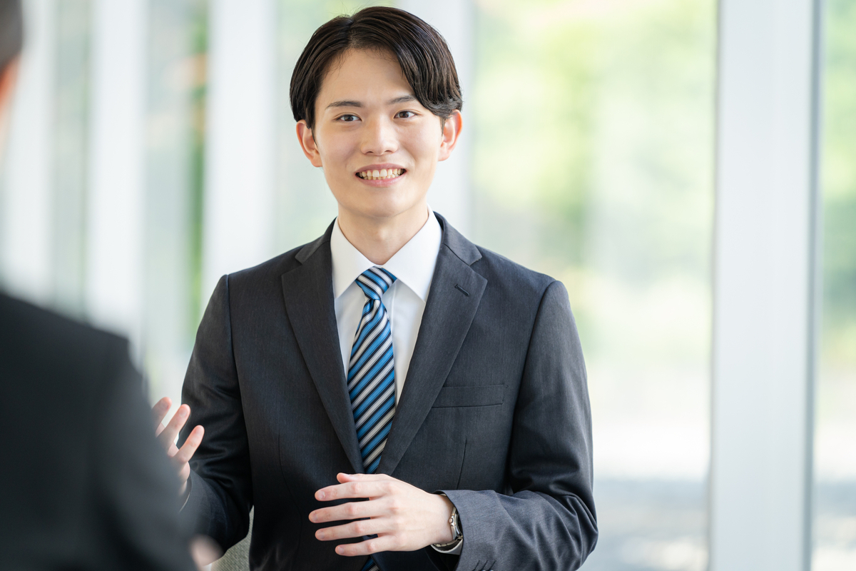 面接を受けるスーツの男性