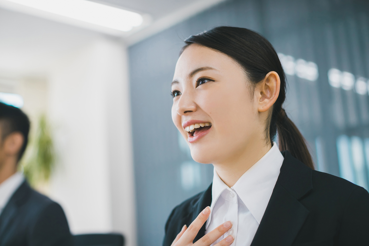 発言をしている女性
