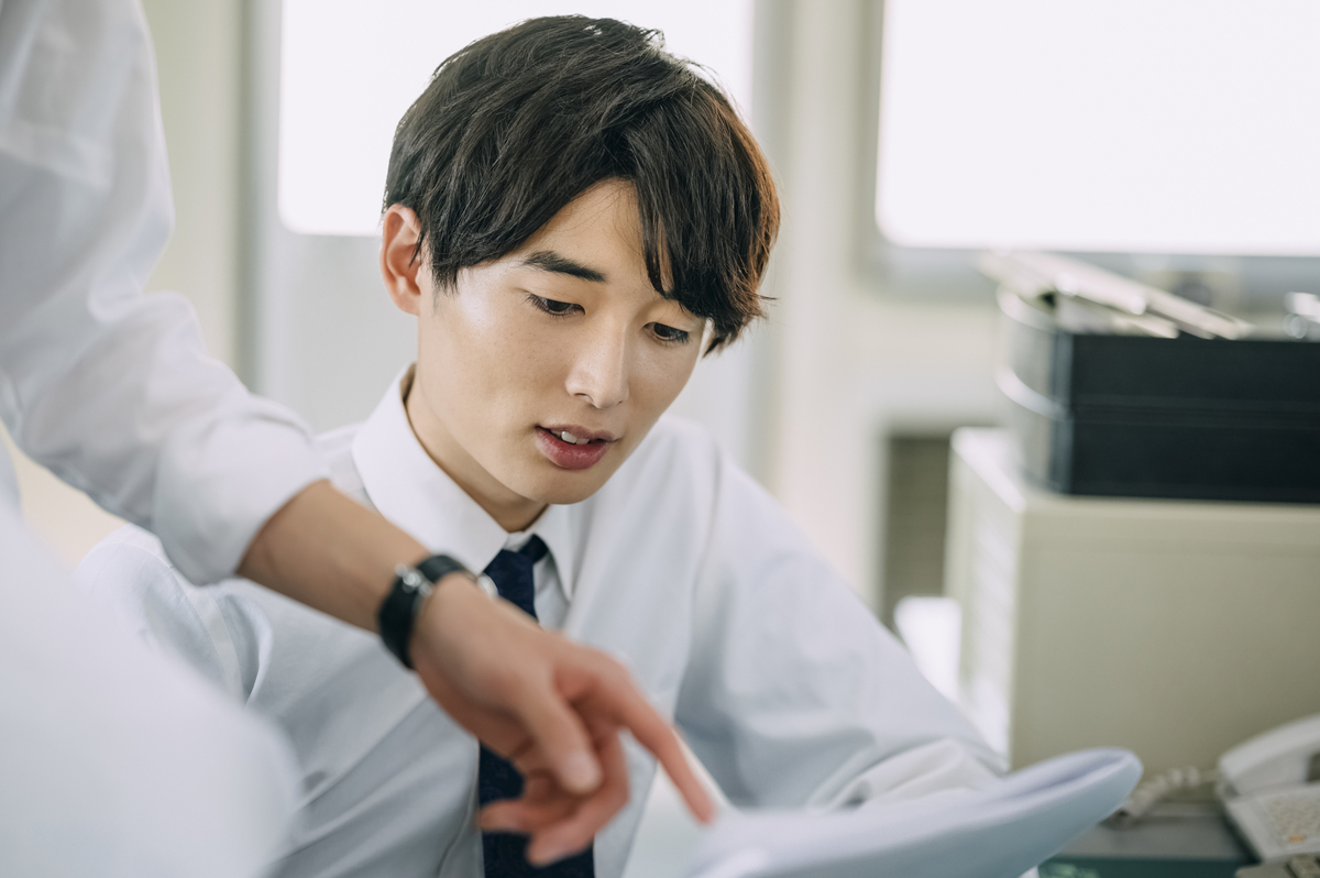 指導を受ける男性