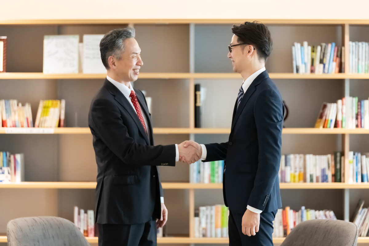 握手をするミドルの男性