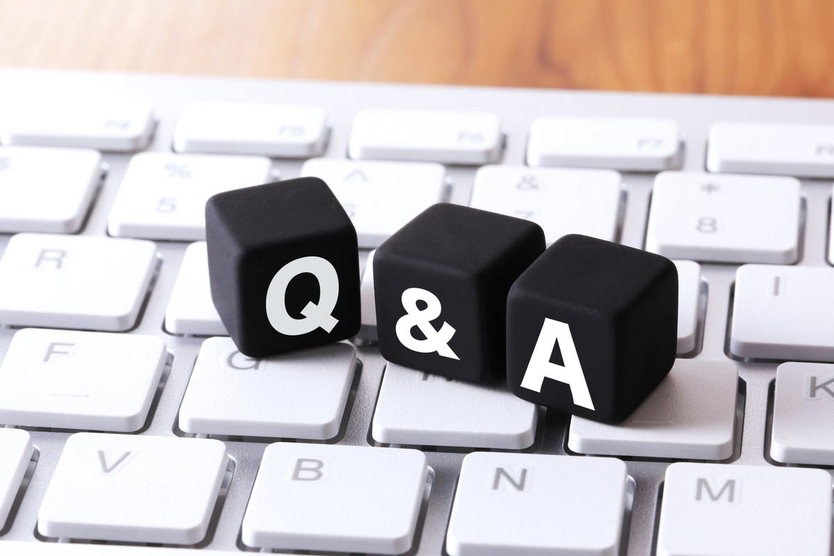 Q&Aと書かれた黒いブロック