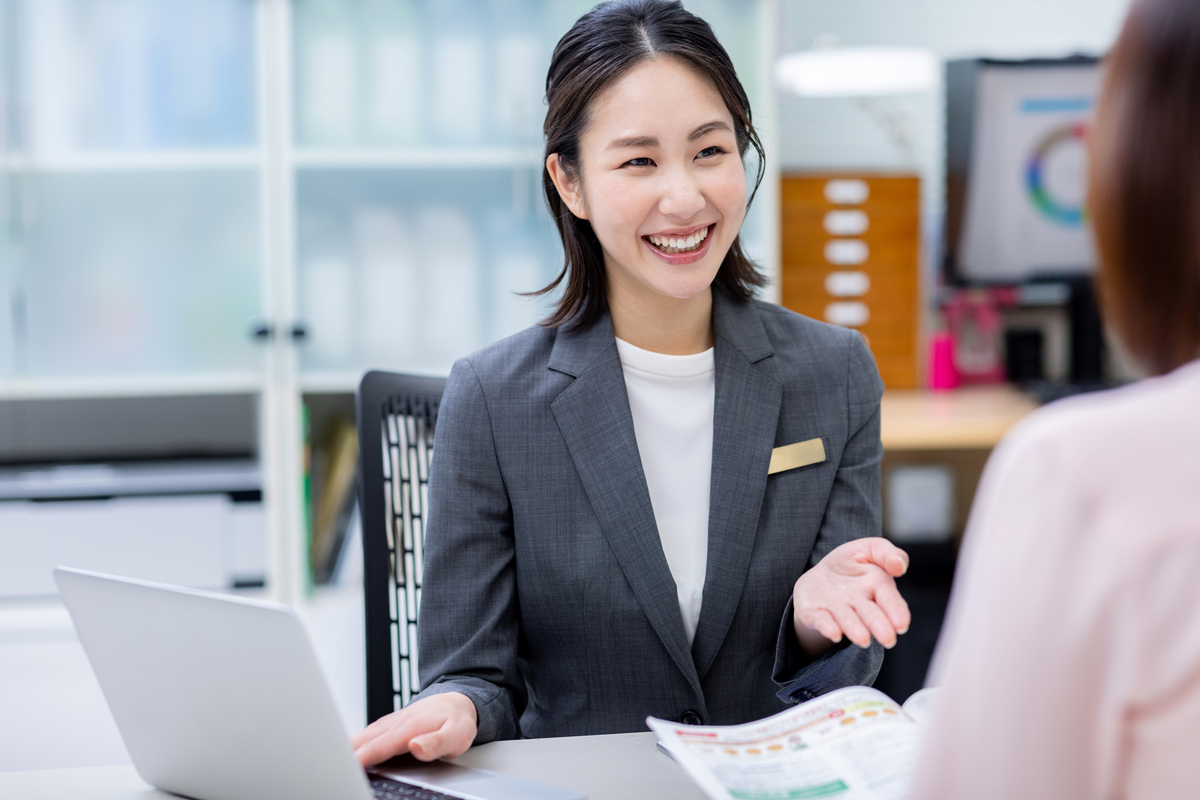 接客をする女性