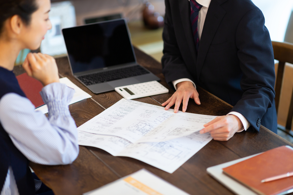 話し合いをする男女