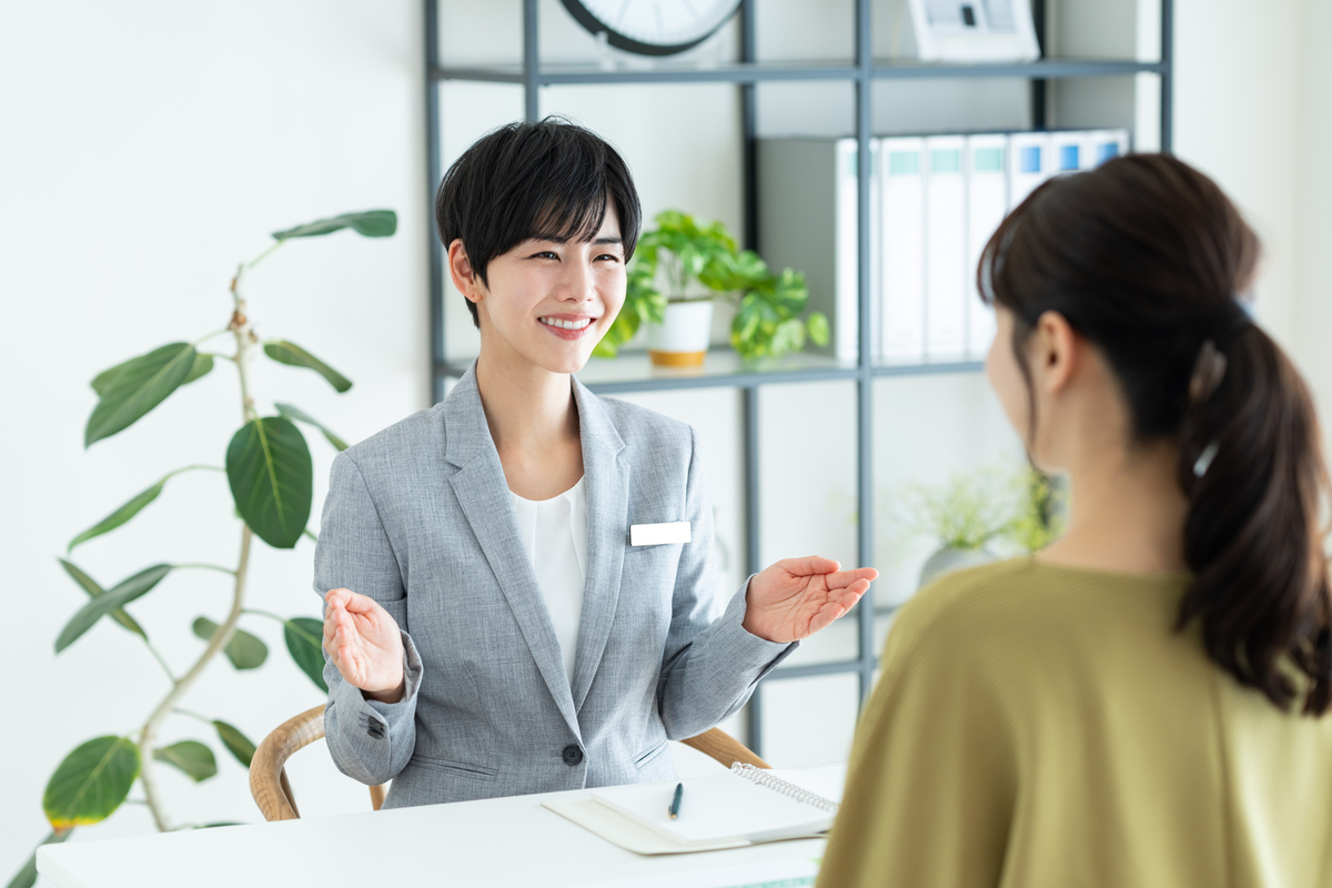 顧客に説明をしている女性