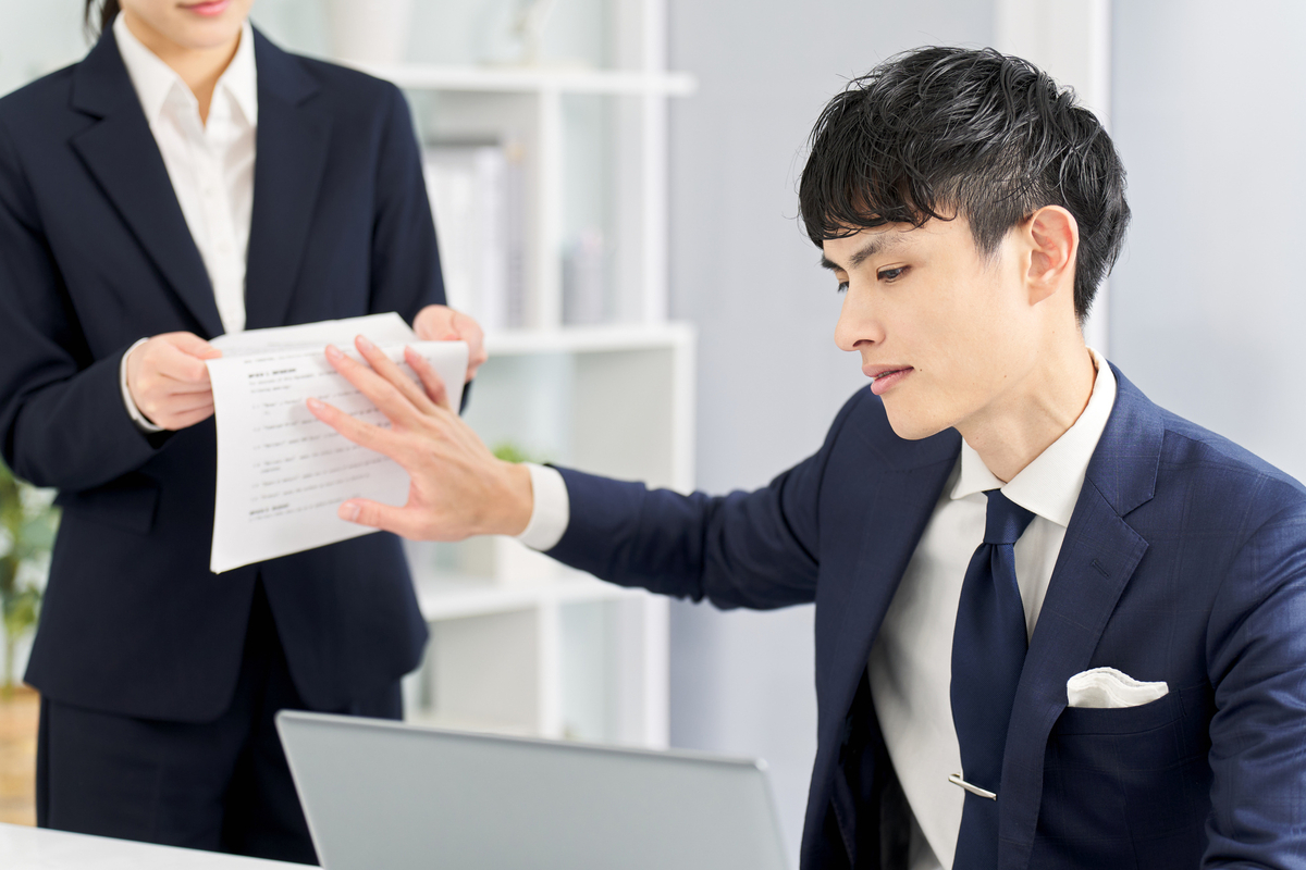 提出されたものを拒否するビジネスパーソン