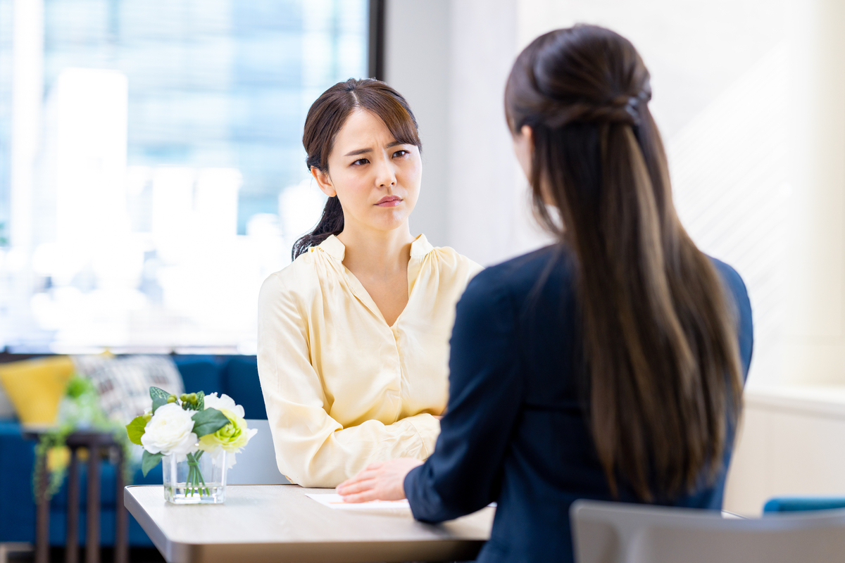 相談をする女性
